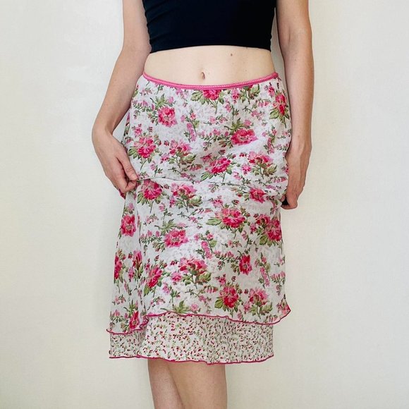 Vintage y2k feminine coquette cottage rose print mesh skirt in pink and white - Picture 3 of 4